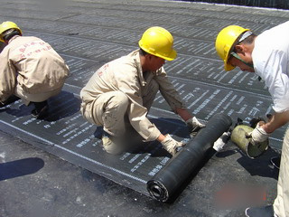 [安徽]高层住宅工程施工组织设计（2017年）-52防水卷材施工