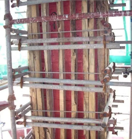 ③ 柱脚设100×100 的清扫口.② 柱垂直,方正,四周顶撑牢固.