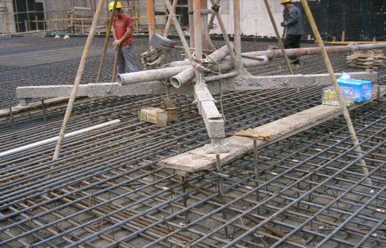 5层框剪结构综合性学院混凝土施工方案PPT-10 混凝土布料机基座形式