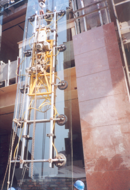 城市综合体项目幕墙工程施工组织设计352页-32首层超长玻璃肋的施工措施
