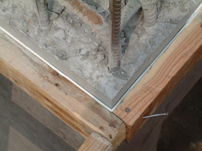 [湘潭]框剪结构高层住宅工程施工组织设计-55墙柱根部加设海绵条，防止漏浆、烂根。